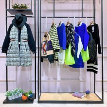 品牌女装折扣走份批发与零售指南 以“魔美名作”为例解析尾货市场